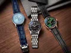 Breitling Navitimer Automatic GMT 41 Chronometer Edelstahl eisblaues Zifferblatt blaues Lederband – Herrenuhren Uhr mit Datum aus Edelstahl. Das Gehäuse ist rund und silber. Das Lederarmband Kroko / Alligator ist blau. Das Zifferblatt ist ein Index in blau. – Ansicht 4