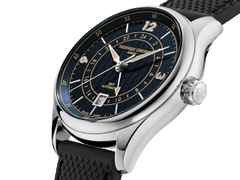 Frederique Constant Classics Runabout GMT Automatik Edelstahl 42mm blaues Zifferblatt schwarzes Kautschukband limitiert – Herrenuhren Uhr mit Datum aus Edelstahl und Kautschuk. Das Gehäuse ist rund und silber. Das Kautschuk / Kunststoff / Silikon Armband ist schwarz. Das Zifferblatt ist arabisch Index und blau. – Ansicht 2