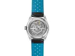TAG Heuer Carrera Day-Date Automatik Edelstahl 41mm schwarzes Zifferblatt schwarzes Lederband – Herrenuhren Uhr mit Datum aus Edelstahl und Leder. Das Gehäuse ist rund und silber. Das Lederarmband ist schwarz. Das Zifferblatt ist ein Index in schwarz. – Ansicht 2