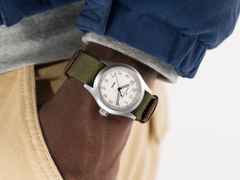 Hamilton Khaki Field Quartz Edelstahl 38mm weißes Zifferblatt grünes NATO-Textilband – Herrenuhren Uhr ohne Datum aus Edelstahl. Das Gehäuse ist rund und grau. Das Textilarmband ist grün. Das Zifferblatt ist ein Index in weiß. – Ansicht 5
