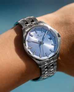 Junghans Meister S Quarz Edelstahl 35mm blaues Zifferblatt Metallband – Damenuhren Uhr mit Datum aus Edelstahl. Das Gehäuse ist rund und silber. Das Edelstahlarmband ist silber. Das Zifferblatt ist ein Index in blau. – Ansicht 3