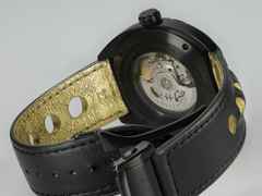 Hamilton American Classic Pan Europ Day Date Automatik Edelstahl schwarz beschichtet schwarz Lederband schwarz – Herrenuhren Uhr mit Datum aus Edelstahl und Leder. Das Gehäuse ist rund und schwarz. Das Lederarmband ist schwarz. Das Zifferblatt ist ein Index in schwarz. – Ansicht 7