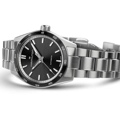 Hamilton Jazzmaster Performer Auto Edelstahl 34mm schwarzes Zifferblatt Metallband – Damenuhren Uhr ohne Datum aus Edelstahl. Das Gehäuse ist rund und silber. Das Edelstahlarmband ist silber. Das Zifferblatt ist ein Index in schwarz. – Ansicht 3