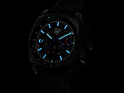 TAG Heuer Monza Flyback Chronometer Automatik Carbon 42mm skelettiertes Zifferblatt schwarzes Textilband – Herrenuhren Chronograph aus DLC beschichtet, Edelstahl, Carbon und Leder. Das Gehäuse ist quadratisch und schwarz. Das Lederarmband ist schwarz. Das Zifferblatt ist ein Index in grau. – Ansicht 6