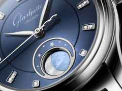 Glashütte Original Lady Serenade Luna Automatik Edelstahl 32,5mm blaues Zifferblatt blaues Lederband – Damenuhren Uhr ohne Datum aus Edelstahl und Leder. Das Gehäuse ist rund und silber. Das Lederarmband Kroko / Alligator ist blau. Das Zifferblatt ist ein Index in weiß. – Ansicht 3