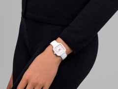 Rado True Square Quarz Keramik weiß 29mm Keramikband weiß – Damenuhren Uhr mit Datum aus Keramik und Titan. Das Gehäuse ist quadratisch und weiß. Das Keramikarmband ist weiß. Das Zifferblatt ist ein Index in weiß. – Ansicht 5