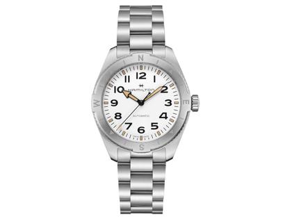 Herrenuhren Uhr ohne Datum aus Edelstahl. Das Gehäuse ist rund und silber. Das Edelstahlarmband ist silber. Das Zifferblatt ist ein Index in weiß.