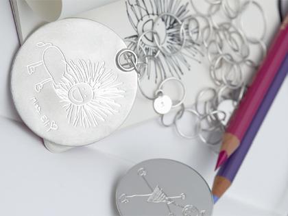 Max Kemper Anhänger Kinderzeichnung mit indiviuellem Motiv - großer Anhänger – Anhänger Anhänger ohne Besatz aus 925 Silber.