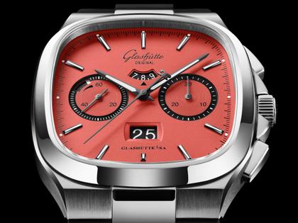 Glashütte Original Seventies Chronograph Panoramadatum Watermelon Automatik Edelstahl 40mm rotes Zifferblatt Metallband limitiert – Herrenuhren Chronograph aus 585 Weißgold und Edelstahl. Das Gehäuse ist quadratisch und silber. Das Edelstahlarmband ist silber. Das Zifferblatt ist ein Index in rot. – Ansicht 3