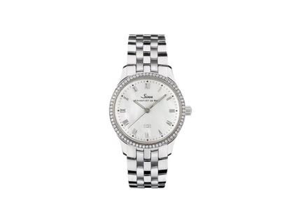 Sinn Spezialuhren 434 TW 68 WG Perlmutt W Quarz Edelstahl 34mm weißes Zifferblatt mit Brillanten Metallband – Damenuhren Uhr ohne Datum aus Edelstahl. Das Gehäuse ist rund und silber. Das Edelstahlarmband ist silber. Das Zifferblatt ist römisch und weiß.