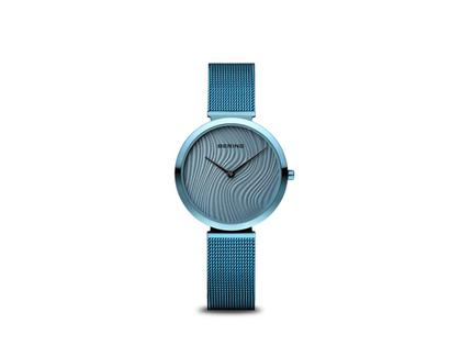 Bering Charity Quarz Edelstahl 32mm blaues Zifferblatt Metallband – Damenuhren Uhr ohne Datum aus Edelstahl. Das Gehäuse ist rund und blau. Das Edelstahlarmband ist blau. Das Zifferblatt ist ohne Zeichen und blau.