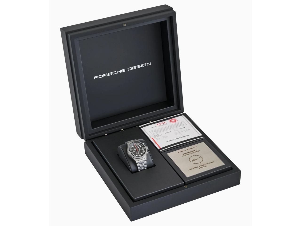 Porsche Design Chronograph 1 - 1975 Limited Edition – Herrenuhren Chronograph aus Titan. Das Gehäuse ist rund und silber. Das Textilarmband ist weiß. Das Zifferblatt ist ein Index in schwarz. – Ansicht 7