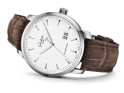 Glashütte Original Senator Excellence Panoramadatum Automatik Edelstahl 42mm weißes Zifferblatt braunes Lederband – Herrenuhren Uhr mit Datum aus Edelstahl. Das Gehäuse ist rund und silber. Das Lederarmband Kroko / Alligator ist braun. Das Zifferblatt ist ein Index in weiß. – Ansicht 2