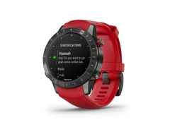 Garmin MARQ Driver digital Performance Edition rotes Silikonband – Herrenuhren Uhr Multifunktion aus DLC beschichtet und Titan. Das Gehäuse ist rund und grau. Das Kautschuk / Kunststoff / Silikon Armband ist rot. Das Zifferblatt ist digital und schwarz. – Ansicht 2