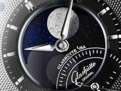 Glashütte Original PanoLunarInverse Automatik Platin 42mm silbernes Zifferblatt graues Lederband Limited Edition – Herrenuhren Uhr mit Kalender aus 950 Platin. Das Gehäuse ist rund und silber. Das Lederarmband Kroko / Alligator ist grau. Das Zifferblatt ist ein Index in silber. – Ansicht 3
