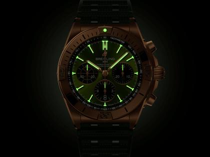 Breitling Chronomat B01 42 Giannis Antetokounmpo Automatik Rotgold grünes Zifferblatt grünes Kautschukband Limited Edition – Herrenuhren Chronograph aus 750 Rotgold und Kautschuk. Das Gehäuse ist rund und rotgold. Das Kautschuk / Kunststoff / Silikon Armband ist schwarz. Das Zifferblatt ist ein Index in grün. – Ansicht 5