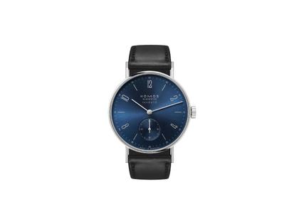 Nomos Glashütte Tangente 35 neomatik Blaugold Automatik Edelstahl 35mm blaues Zifferblatt schwarzes Lederband Stahlboden – Damenuhren Uhr ohne Datum aus Edelstahl. Das Gehäuse ist rund und silber. Das Lederarmband ist schwarz. Das Zifferblatt ist arabisch Index und blau.