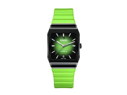 Damenuhren Uhr mit Datum aus Edelstahl, Kautschuk, Keramik und PVD beschichtet. Das Gehäuse ist rechteckig und schwarz. Das Kautschuk / Kunststoff / Silikon Armband ist grün. Das Zifferblatt ist ein Index in grün.