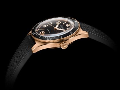 Glashütte Original SeaQ Automatik Rotgold 40mm schwarzes Zifferblatt schwarzes Kautschukband – Herrenuhren Uhr mit Datum aus 750 Rotgold. Das Gehäuse ist rund und roségold. Das Kautschuk / Kunststoff / Silikon Armband ist schwarz. Das Zifferblatt ist arabisch Index und schwarz. – Ansicht 3