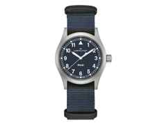 Hamilton Khaki Field Quartz Edelstahl 38mm blaues Zifferblatt blaues NATO-Textilband – Herrenuhren Uhr ohne Datum aus Edelstahl. Das Gehäuse ist rund und grau. Das Textilarmband ist blau. Das Zifferblatt ist ein Index in blau.