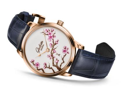 Glashütte Original Senator Meissen Cherry Blossom Automatik Roségold 40mm weißes Porzellan-Zifferblatt blaues Lederband – Herrenuhren Uhr ohne Datum aus 750 Rotgold und Leder. Das Gehäuse ist rund und roségold. Das Lederarmband Kroko / Alligator ist blau. Das Zifferblatt ist ohne Zeichen und weiß. – Ansicht 6