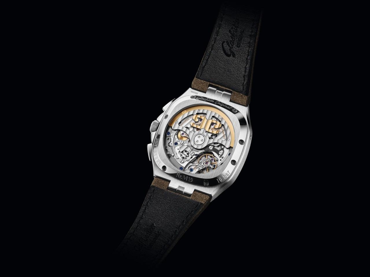 Glashütte Original Seventies Chronograph Panoramadatum Limited Edition Automatik Edelstahl 40mm braunes Zifferblatt braunes Lederband – Herrenuhren Chronograph aus Edelstahl. Das Gehäuse ist quadratisch und silber. Das Lederarmband ist braun. Das Zifferblatt ist ein Index in braun. – Ansicht 2