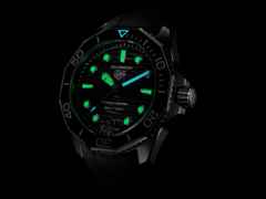 TAG Heuer Aquaracer Professional 300 Date Automatik Edelstahl 42mm schwarzes Zifferblatt schwarzes Kautschukband – Herrenuhren Uhr mit Datum aus Edelstahl und Keramik. Das Gehäuse ist rund und silber. Das Kautschuk / Kunststoff / Silikon Armband ist schwarz. Das Zifferblatt ist ein Index in schwarz. – Ansicht 6