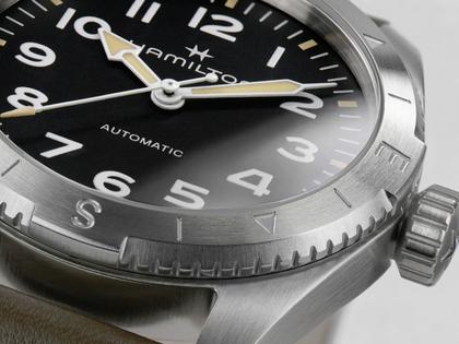 Hamilton Khaki Field Expedition Automatik Edelstahl 37mm schwarzes Zifferblatt olivgrünes Lederband – Herrenuhren Uhr ohne Datum aus Edelstahl und Leder. Das Gehäuse ist rund und silber. Das Lederarmband ist grün. Das Zifferblatt ist arabisch und schwarz. – Ansicht 4