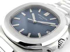 Juwelier Roller Patek Philippe Nautilus Automatik Edelstahl 40mm Metallband 5711/1A-010 Full Set mit Garantie Occasion Refurbished – Herrenuhren Uhr mit Datum aus Edelstahl. Das Gehäuse ist quadratisch und silber. Das Edelstahlarmband ist silber. Das Zifferblatt ist ein Index in blau. – Ansicht 6