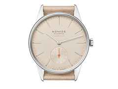 Nomos Glashütte Orion neomatik 36 Champagner Automatik Edelstahl 36mm beiges Zifferblatt beiges Lederband – Herrenuhren Uhr ohne Datum aus Edelstahl. Das Gehäuse ist rund und silber. Das Lederarmband ist beige. Das Zifferblatt ist arabisch Index und beige. – Ansicht 3