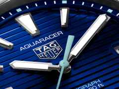 TAG Heuer Aquaracer Professional 200 Solargraph Quarz Edelstahl 40mm blaues Zifferblatt Metallband – Herrenuhren Uhr mit Datum aus Edelstahl. Das Gehäuse ist rund und silber. Das Edelstahlarmband ist silber. Das Zifferblatt ist ein Index in blau. – Ansicht 5