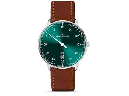 Herrenuhren Uhr mit Datum aus Edelstahl und Leder. Das Gehäuse ist rund und silber. Das Lederarmband ist braun. Das Zifferblatt ist arabisch und grün.