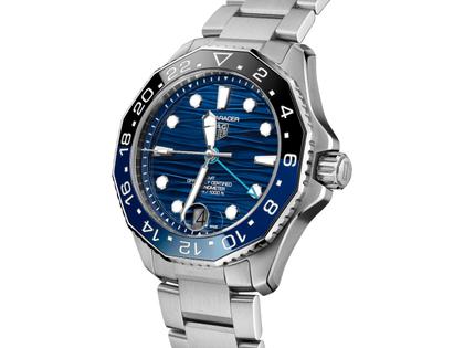 TAG Heuer Aquaracer Professional 300 GMT Automatik Edelstahl 42mm blaues Zifferblatt Metallband – Herrenuhren Uhr mit Datum aus Edelstahl und Keramik. Das Gehäuse ist rund und silber. Das Edelstahlarmband ist silber. Das Zifferblatt ist ein Index in blau. – Ansicht 2