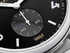 Nomos Glashütte Club Sport neomatik 42 Datum Automatik Edelstahl 42mm schwarzes Zifferblatt Metallband – Herrenuhren Uhr mit Datum aus Edelstahl. Das Gehäuse ist rund und silber. Das Edelstahlarmband ist silber. Das Zifferblatt ist arabisch Index und schwarz. – Ansicht 3