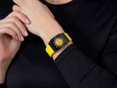 Rado Anatom Automatik Keramik 32,5mm schwarz-gelbes Zifferblatt gelbes Kautschukband – Damenuhren Uhr mit Datum aus Edelstahl, Kautschuk, Keramik und PVD beschichtet. Das Gehäuse ist rechteckig und schwarz. Das Kautschuk / Kunststoff / Silikon Armband ist gelb. Das Zifferblatt ist ein Index in gelb. – Ansicht 7