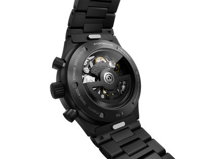 Porsche Design Chronograph 1 - All Black Numbered Edition – Herrenuhren Chronograph aus Edelstahl und PVD beschichtet. Das Gehäuse ist rund und schwarz. Das Titanarmband ist schwarz. Das Zifferblatt ist ein Index in schwarz. – Ansicht 4