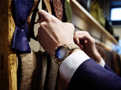 H. Moser & Cie. Venturer Small Seconds XL Funky Blue Handaufzug Weißgold 43mm blaues Zifferblatt braunes Lederband – Herrenuhren Uhr ohne Datum aus 750 Weißgold. Das Gehäuse ist rund und silber. Das Lederarmband ist braun. Das Zifferblatt ist ein Index in blau. – Ansicht 4