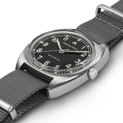 Hamilton Khaki Aviation Pilot Pioneer Mechanical Handaufzug Edelstahl 36x33mm graues Zifferblatt graues Textilband – Herrenuhren Uhr ohne Datum aus Edelstahl. Das Gehäuse ist rund und silber. Das Textilarmband ist grau. Das Zifferblatt ist arabisch und schwarz. – Ansicht 3