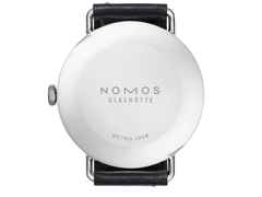 Nomos Glashütte Metro 38 Stadtschwarz Handaufzug Edelstahl 38mm schwarzes Zifferblatt schwarzes Lederband Stahlboden – Herrenuhren Uhr ohne Datum aus Edelstahl. Das Gehäuse ist rund und silber. Das Lederarmband ist schwarz. Das Zifferblatt ist arabisch Index und grau. – Ansicht 2