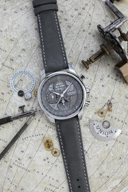 Union Glashütte Belisar Chronograph Mondphase Automatik Edelstahl 44mm graues Zifferblatt graues Lederband – Herrenuhren Chronograph aus Edelstahl. Das Gehäuse ist rund und silber. Das Lederarmband ist grau. Das Zifferblatt ist arabisch Index und grau. – Ansicht 2