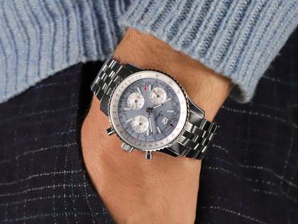 Sinn Spezialuhren 903 St II HB Navigationschronograph Automatik Edelstahl 41mm hellblaues Zifferblatt Metallband und Lederband limitiert – Herrenuhren Chronograph aus Edelstahl und Leder. Das Gehäuse ist rund und silber. Das Edelstahlarmband ist silber. Das Zifferblatt ist arabisch Index und blau. – Ansicht 11