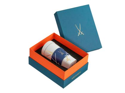 Meissen Coffee to Go Becher "Swords" aus Meissner Porzellan mit Manschette – Porzellanwaren Tafelporzellan in weiß und aus Kunststoff, Leder, Porzellan und vergoldet. – Ansicht 4