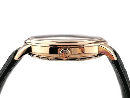 Glashütte Original Senator Automatik Rotgold 40mm silbernes Zifferblatt Lederband 1-39-59-01-05-04 Full Set mit Garantie Occasion – Herrenuhren Uhr ohne Datum aus 750 Rotgold. Das Gehäuse ist rund und rotgold. Das Lederarmband Kroko / Alligator ist schwarz. Das Zifferblatt ist römisch und silber. – Ansicht 3