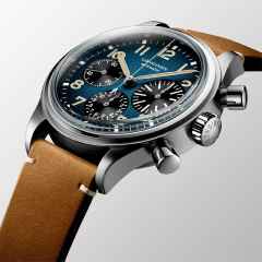 Longines Avigation Bigeye Automatik Titan 41mm blaues Zifferblatt braunes Lederband – Herrenuhren Chronograph aus Titan. Das Gehäuse ist rund und silber. Das Lederarmband ist braun. Das Zifferblatt ist arabisch und blau. – Ansicht 2