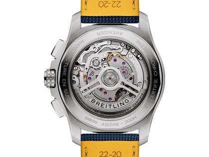 Breitling Avenger B01 Chronograph 42 Automatik Edelstahl 42mm blaues Zifferblatt blaues Lederband – Herrenuhren Chronograph aus Edelstahl und Leder. Das Gehäuse ist rund und silber. Das Lederarmband ist blau. Das Zifferblatt ist ein Index in blau. – Ansicht 3