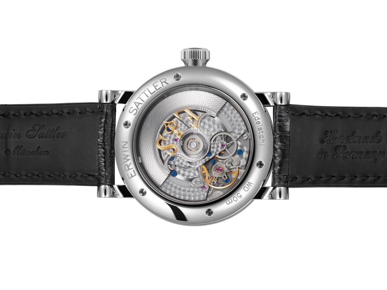 Erwin Sattler Classica Lunaris Automatik Edelstahl 44mm silbernes Zifferblatt schwarzes Lederband – Herrenuhren Uhr ohne Datum aus Edelstahl. Das Gehäuse ist rund und silber. Das Lederarmband ist schwarz. Das Zifferblatt ist ein Index in silber. – Ansicht 4