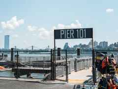 Oris New York Harbor LE II Automatik Edelstahl 43,5mm petrolfarbenes Perlmutt-Zifferblatt petrolfarbenes Kautschukband limitiert – Herrenuhren Uhr mit Datum aus Edelstahl und Kautschuk. Das Gehäuse ist rund und silber. Das Kautschuk / Kunststoff / Silikon Armband ist türkis. Das Zifferblatt ist ein Index in türkis. – Ansicht 12
