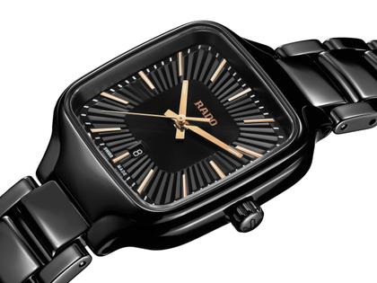 Rado True Square Quarz Keramik schwarz 29mm Keramikband schwarz – Damenuhren Uhr mit Datum aus Keramik und Titan. Das Gehäuse ist quadratisch und schwarz. Das Keramikarmband ist schwarz. Das Zifferblatt ist ein Index in schwarz. – Ansicht 2