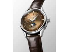 Longines Flagship Heritage Automatik Edelstahl 38,5mm beiges Zifferblatt braunes Lederband – Herrenuhren Uhr mit Datum aus Edelstahl und Leder. Das Gehäuse ist rund und silber. Das Lederarmband Kroko / Alligator ist braun. Das Zifferblatt ist ein Index in beige. – Ansicht 2