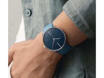 Junghans Meister Fein Automatic Edelstahl 39,5mm dunkelblaues Zifferblatt blaues Lederband – Damenuhren Uhr mit Datum aus Edelstahl und Leder. Das Gehäuse ist rund und silber. Das Lederarmband ist blau. Das Zifferblatt ist ein Index in blau. – Ansicht 2